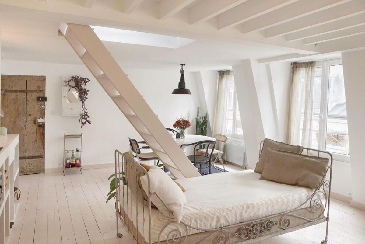 Light Filled Architects Nest Between Rooftops Parigi